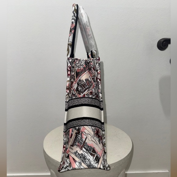 Luxury Medium Book Tote - Picture 4 of 11